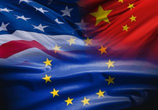 Η Ευρωπαϊκή Ένωση σε συμπληγαδες – Πώς θα επιβιώσει από την εμπορική σύγκρουση ΗΠΑ-Κίνας