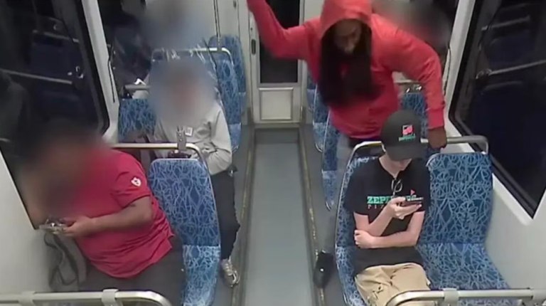 ΗΠΑ: Σοκ με την εν ψυχρώ δολοφονία 23χρονης σε τρένο – Τη μαχαίρωσε στο λαιμό και έφυγε ατάραχος