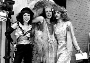 «Η έλλειψη ταλέντου δεν αρκεί» – Όταν οι Cockettes φώτισαν την underground σκηνή του Σαν Φρανσίσκο με glitter