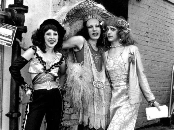 «Η έλλειψη ταλέντου δεν αρκεί» – Όταν οι Cockettes φώτισαν την underground σκηνή του Σαν Φρανσίσκο με glitter