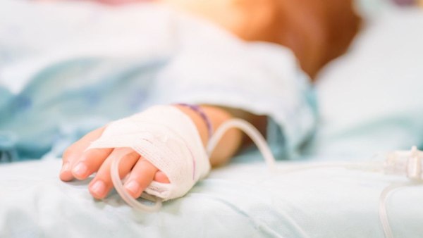Κρήτη: Στη ΜΕΘ παραμένει το τρίχρονο αγοράκι – Η μητέρα του οδηγούσε το αυτοκίνητο που το παρέσυρε