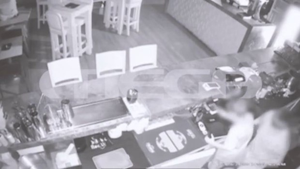 Πάτρα: Η στιγμή που ανήλικοι εισβάλλουν σε κατάστημα & το ληστεύουν