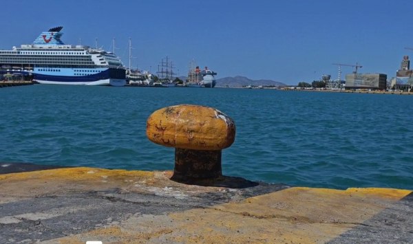 Πειραιάς: Μηχανική βλάβη στο πλοίο «Ελένη» με προορισμό την Αίγινα – Ταλαιπωρία για 64 επιβάτες