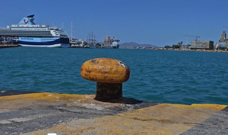 Πειραιάς: Μηχανική βλάβη στο πλοίο «Ελένη» με προορισμό την Αίγινα – Ταλαιπωρία για 64 επιβάτες