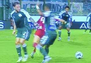 Απίστευτo: Ο Αϊτεκίν έκανε το πέναλτι, επιθετικό φάουλ και κίτρινη στον Καμπελά ! (vid)