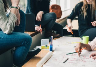 Gen Z: Τα 10 ορόσημα που αποκρυπτογραφούν το εργασιακό και καταναλωτικό προφίλ των νέων