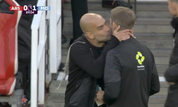 Ο Γκουαρντιόλα έγινε… viral: Φίλησε στο μάγουλο τον τέταρτο διαιτητή (vid)