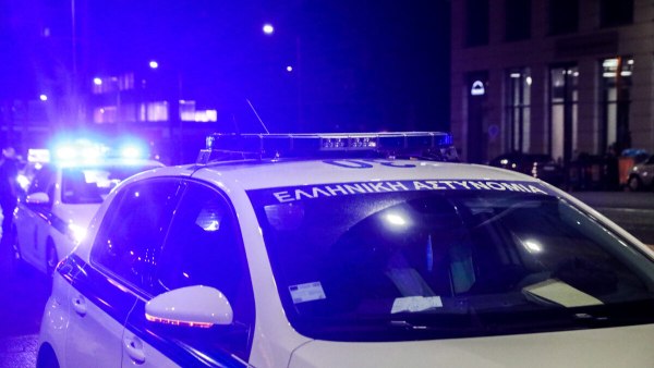Απίστευτο τροχαίο στη Λαμία: Αυτοκίνητο «κρεμάστηκε» στο κενό [βίντεο]