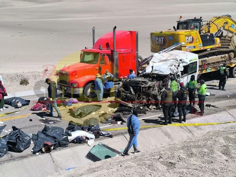 Περού: Τουλάχιστον 14 νεκροί σε σφοδρή σύγκρουση μίνι βαν με νταλίκα που μετέφερε μπουλντόζα