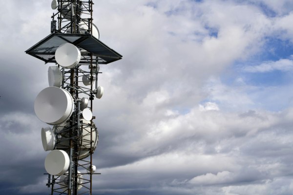 Απατεώνες κυκλοφορούν με φορητούς πομπούς που μεταδίδουν 100.000 SMS την ώρα