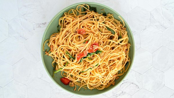 Συνταγή: Μπουκατίνι με ελιές, ντοματίνια, κάπαρη και βασιλικό