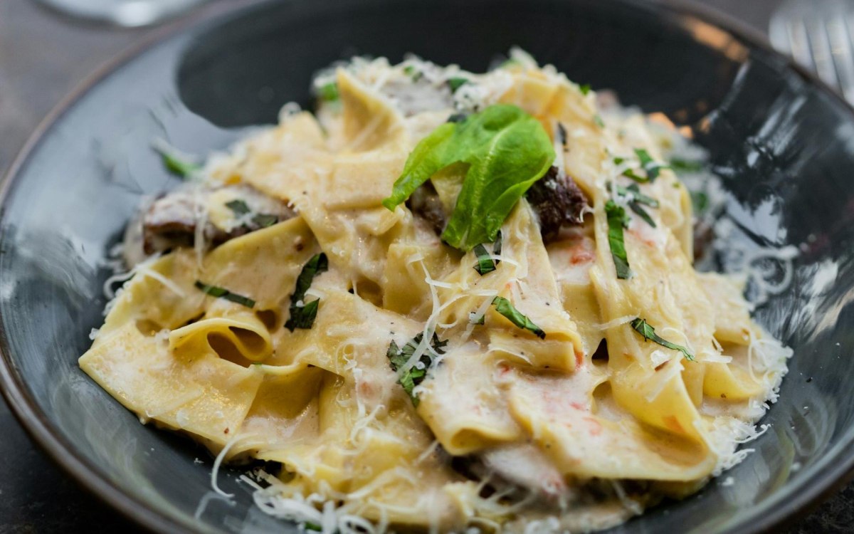 Συνταγή: Παπαρδέλες με μανιτάρια, σπαράγγια και σκόρδο