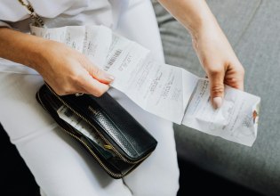 Eurostat: Δυσκολίες να τα βγάλουν πέρα αντιμετωπίζουν 9 στα 10 νοικοκυριά στην Ελλάδα – Αρνητική «πρωτιά»