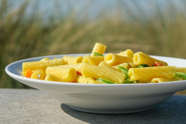 Συνταγή: Ριγκατόνι με κολοκυθάκι, προσούτο και βασιλικό