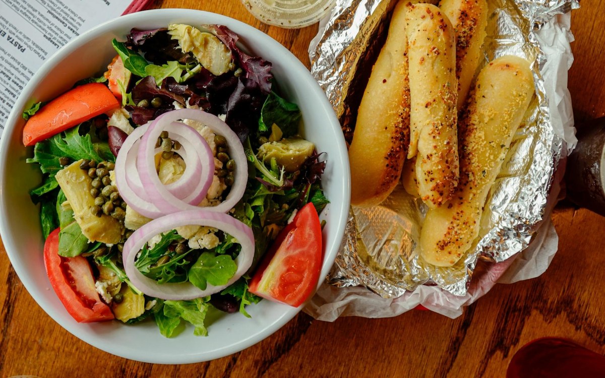 Συνταγή: Μεσογειακή σαλάτα με αγκινάρες και ξηρούς καρπούς