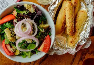 Συνταγή: Μεσογειακή σαλάτα με αγκινάρες και ξηρούς καρπούς