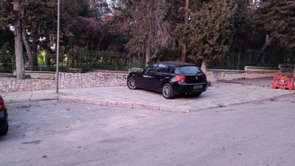 Τέλος το «παρκάρω όπου θέλω» με τον νέο ΚΟΚ – Αυστηρά πρόστιμα έως 2.000 ευρώ για παράνομη στάθμευση