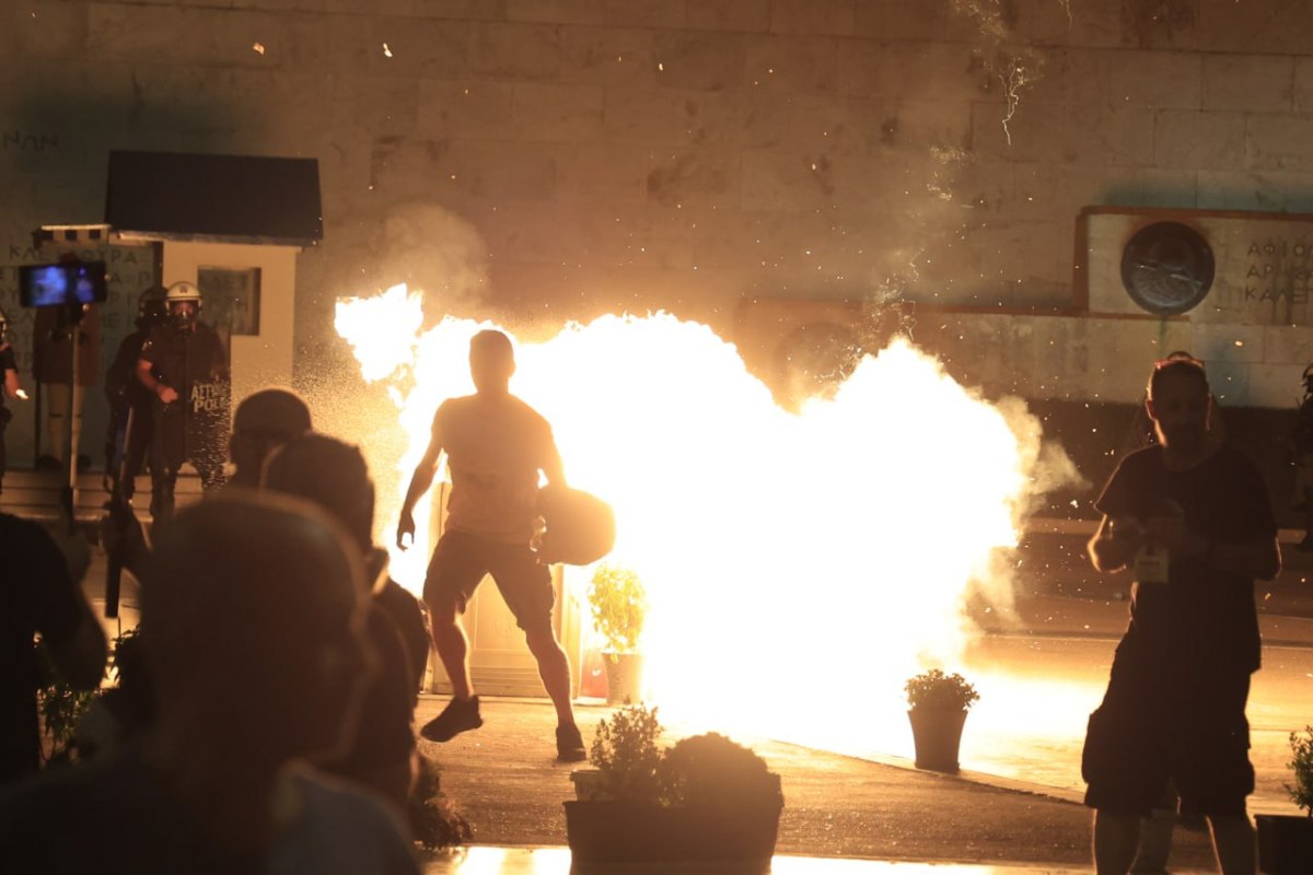 Ένταση στο Σύνταγμα – Μολότοφ και χειροβομβίδες κρότου λάμψης έξω από τη Βουλή [Βίντεο]