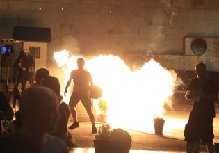 Ένταση στο Σύνταγμα – Μολότοφ και χειροβομβίδες κρότου λάμψης έξω από τη Βουλή [Βίντεο]