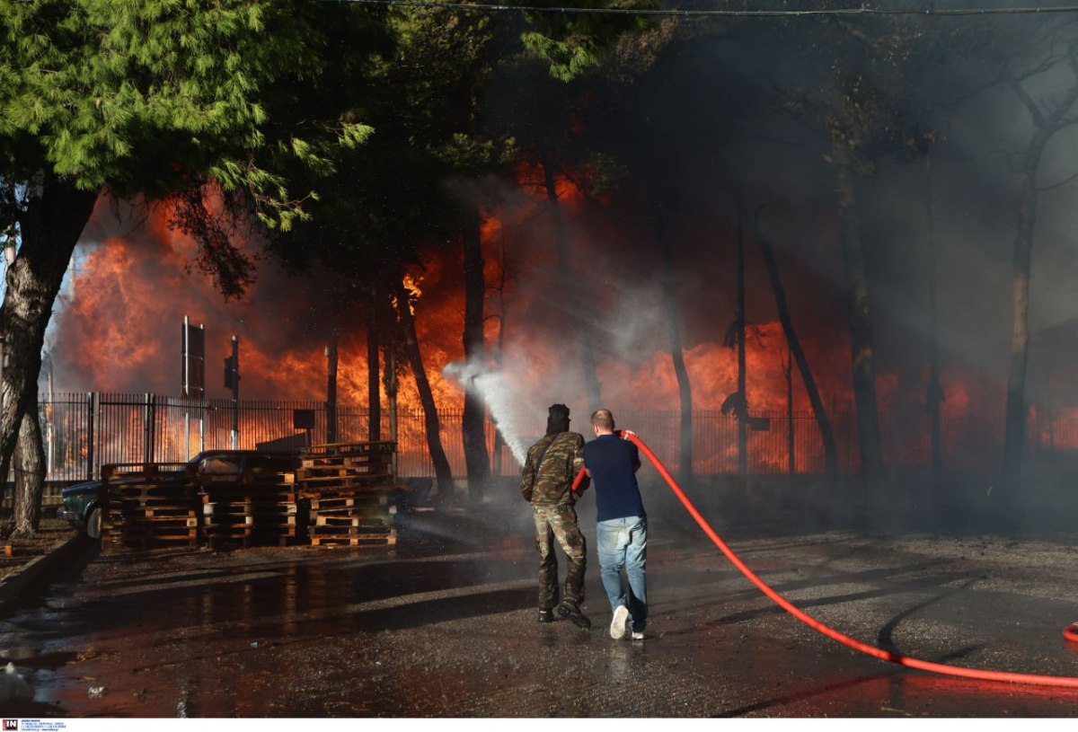 Σε εξέλιξη η μεγάλη φωτιά σε εργοστάσιο ξυλείας στις Αχαρνές – Επεκτάθηκε σε επιχείρηση υποδημάτων