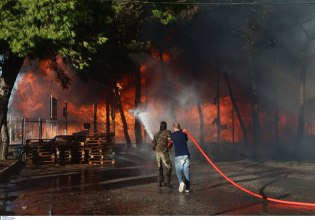 Σε εξέλιξη η μεγάλη φωτιά σε εργοστάσιο ξυλείας στις Αχαρνές – Επεκτάθηκε σε επιχείρηση υποδημάτων