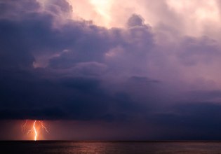 Καιρός: Πτώση της θερμοκρασίας και ισχυρές βροχές και καταιγίδες τις επόμενες ώρες – Οι περιοχές