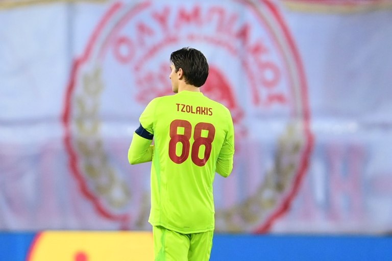 Τα σίγουρα χέρια του Τζολάκη  και η κουβέντα για τα γκολπόστ στο Μάντσεστερ