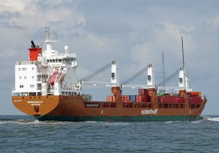 Πυραυλική επίθεση με δύο τραυματίες σε φορτηγό πλοίο στον Κόλπο του Άντεν