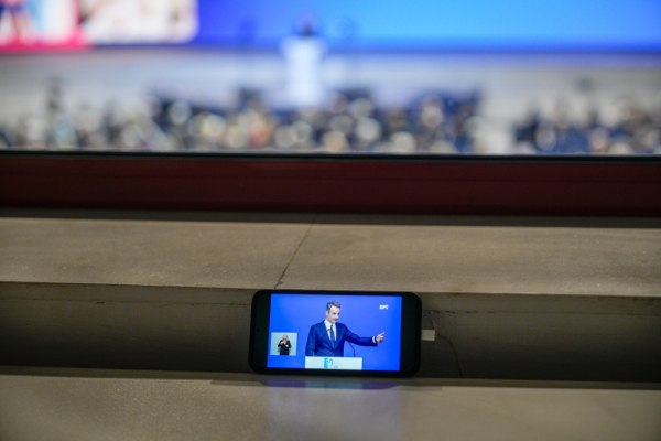 Πεθαίνω σαν χώρα (υστερόγραφο για την Έκθεση Θεσσαλονίκης 2025)