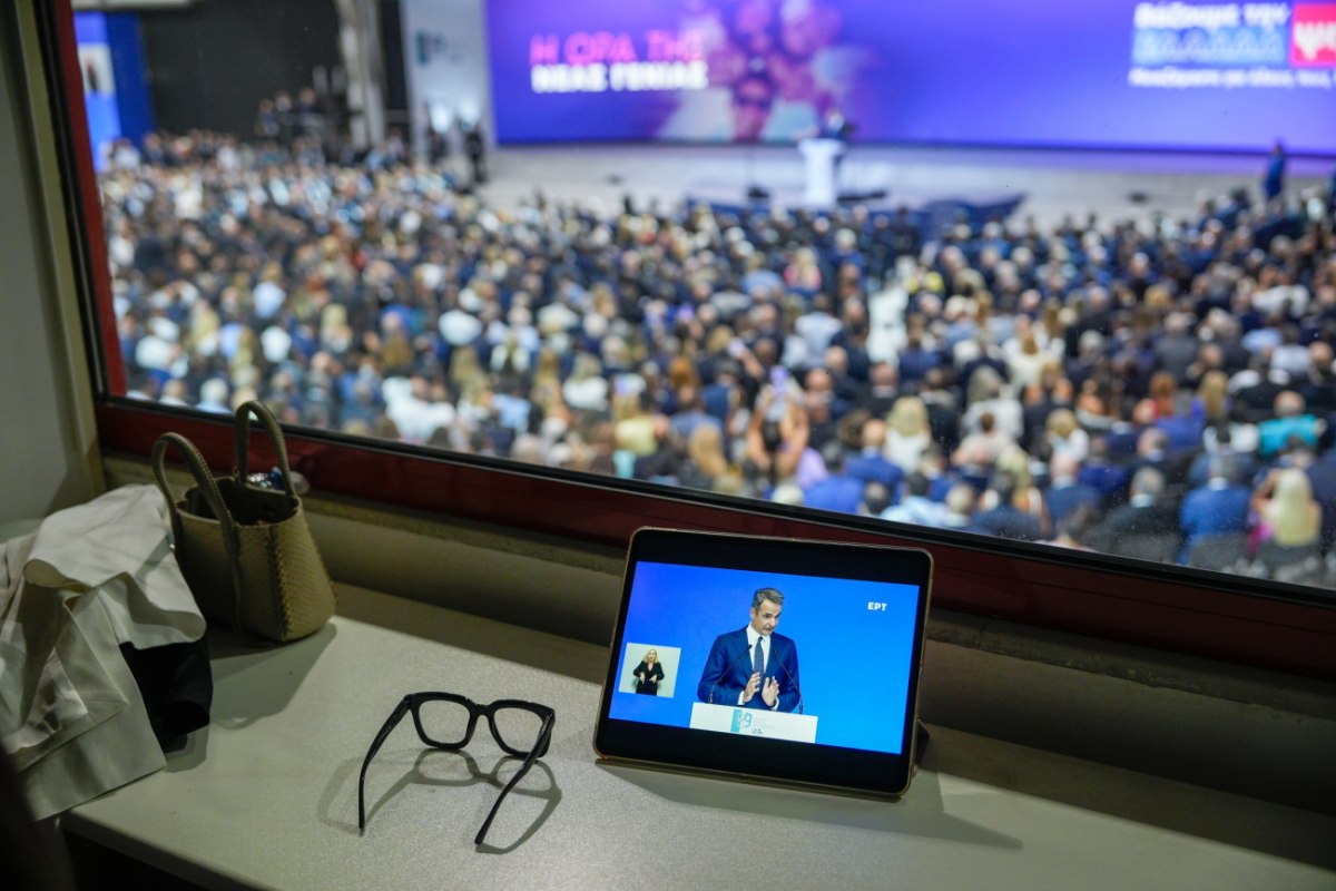 Και ο λαός αναρωτιέται τι τον ενοχλεί περισσότερο που ‘ναι φτωχός ή ο κυνισμός, ενώ ο Μητσοτάκης φοβάται μήπως βλέπουν στον Τσίπρα φως