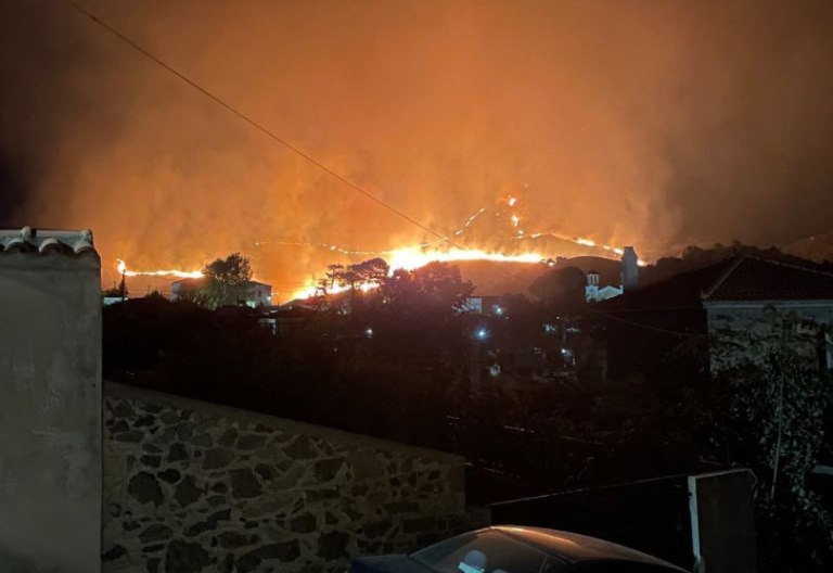 Λέσβος: Πυρκαγιά ξέσπασε σε χαμηλή βλάστηση στην Ερεσό – Μήνυμα από το 112