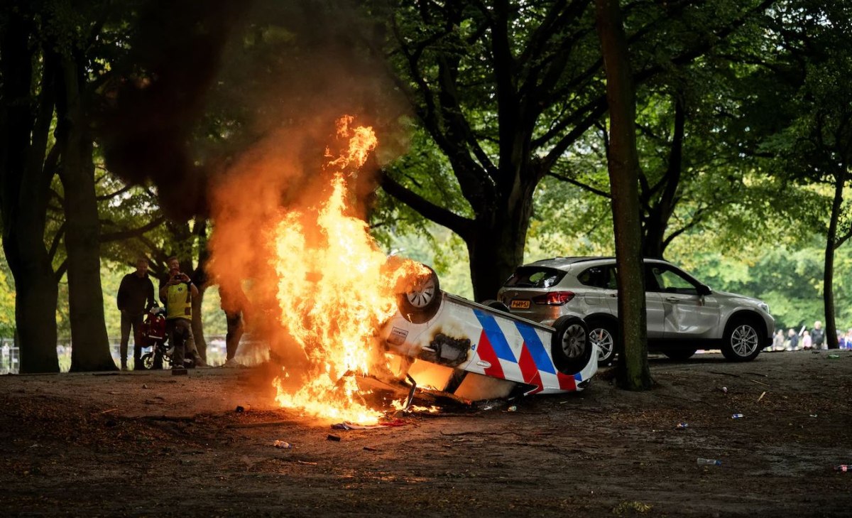 Ολλανδία: Σοβαρά επεισόδια στην Χάγη ανάμεσα σε ακροδεξιούς χούλιγκαν και αστυνομία [Βίντεο]