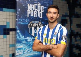 Στην Αθήνα για λογαριασμό της ΑΕΚ ο Γκρούγιτς