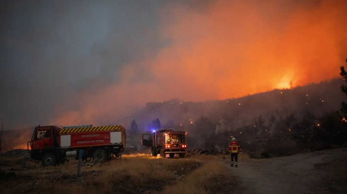 Πορτογαλία: Εκατοντάδες πυροσβέστες, 16 αεροπλάνα και ελικόπτερα στη μάχη με τη φωτιά