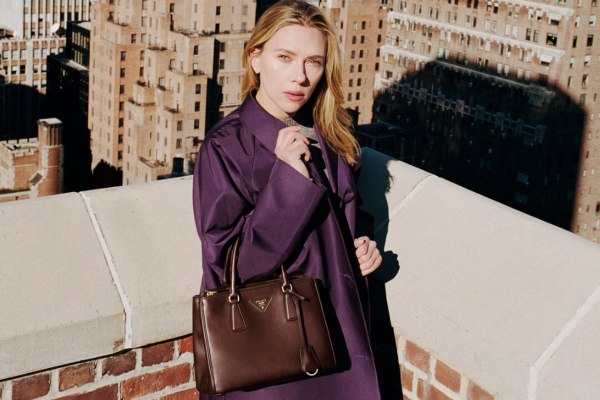 Γιώργος Λάνθιμος: Με μούσα τη Σκάρλετ Γιόχανσον, το νέο φιλμ του για την Prada είναι αλλόκοτο – «Κλώνοι»