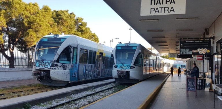 Πάτρα: Ακινητοποιήθηκε ο προαστιακός λόγω φωτιάς – Με λεωφορεία μεταφέρονται οι επιβάτες