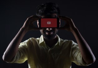 Το YouTube ανοίγει ξανά τα κανάλια που είχαν απαγορευτεί για παραπληροφόρηση για Covid και εκλογές