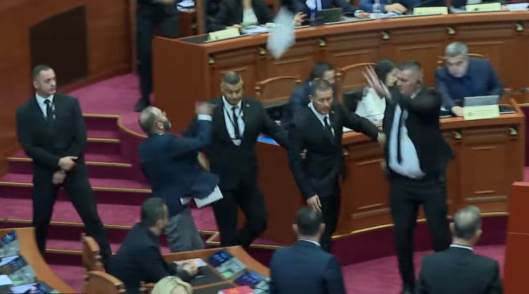 Αλβανία: Χάος στο κοινοβούλιο για την… Ντιέλα – Πέταξαν το Σύνταγμα στον Εντι Ράμα