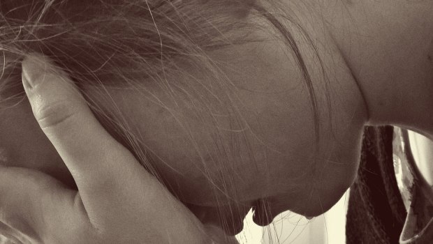 Πάτρα: Ανήλικες ανάγκασαν 13χρονη να γονατίσει και να τους φιλήσει τα πόδια