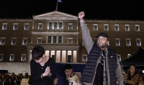 Στο Σύνταγμα αποκαλύπτεται ότι η κοινωνία ασφυκτιά, στην Εξεταστική του ΟΠΕΚΕΠΕ ότι η κλεψιά ξεκινάει από ψηλά