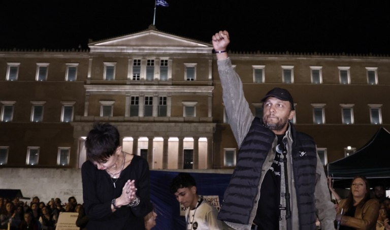 Στο Σύνταγμα αποκαλύπτεται ότι η κοινωνία ασφυκτιά, στην Εξεταστική του ΟΠΕΚΕΠΕ ότι η κλεψιά ξεκινάει από ψηλά