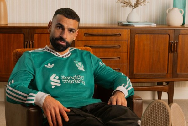 Στα… πράσινα οι «reds»: Τα «σπάει» η νέα εμφάνιση της Λίβερπουλ (pics)