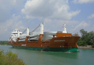 Ακυβέρνητο και φλεγόμενο το πλοίο που χτυπήθηκε από πύραυλο στον Κόλπο του Άντεν