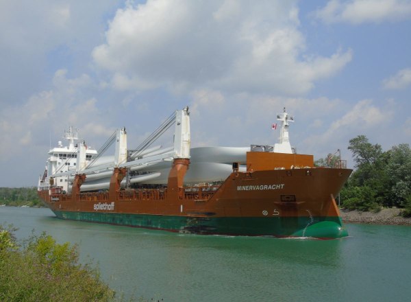 Ακυβέρνητο και φλεγόμενο το πλοίο που χτυπήθηκε από πύραυλο στον Κόλπο του Άντεν