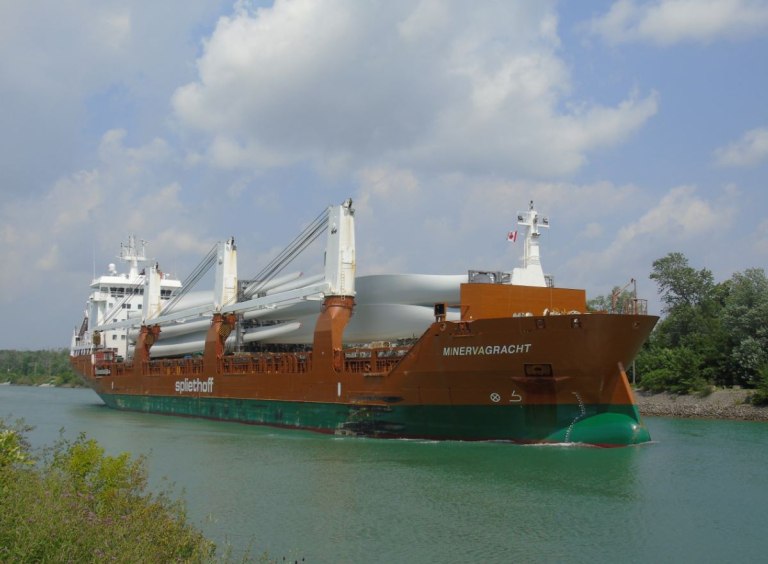 Ακυβέρνητο και φλεγόμενο το πλοίο που χτυπήθηκε από πύραυλο στον Κόλπο του Άντεν