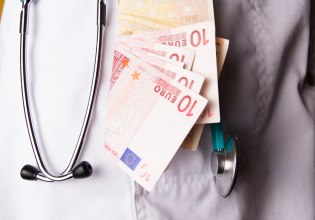 Νέα αναβολή για τον καρδιοχειρουργό με το φακελάκι