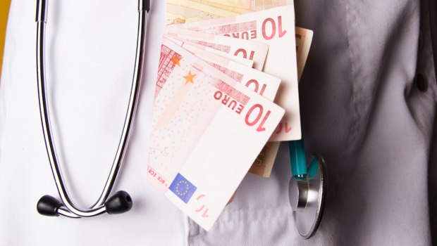 Νέα αναβολή για τον καρδιοχειρουργό με το φακελάκι