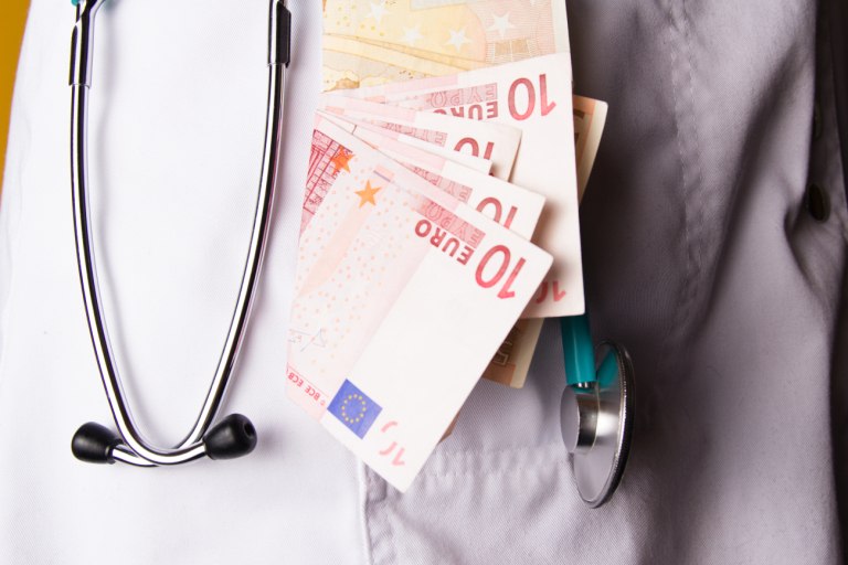 Νέα αναβολή για τον καρδιοχειρουργό με το φακελάκι