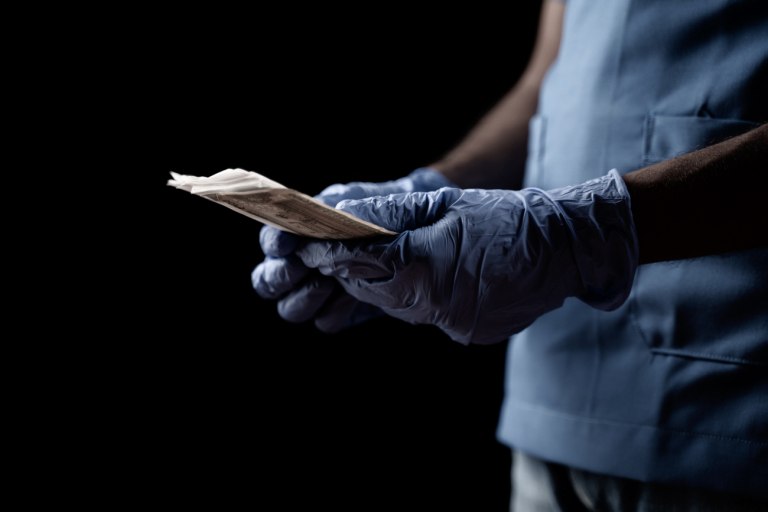 Αναζητούν θυρίδες στο όνομα του γιατρού με το φακελάκι – Μεγάλα χρηματικά ποσά αναζητούν οι Αρχές