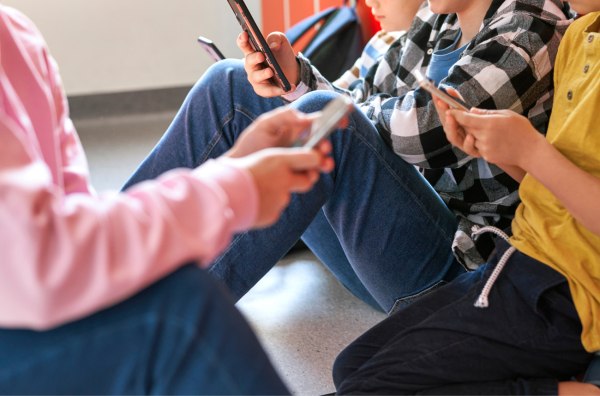 Λειτουργούν τα μέσα κοινωνικής δικτύωσης ως σανίδα σωτηρίας για κακοποιημένα και παραμελημένα παιδιά;